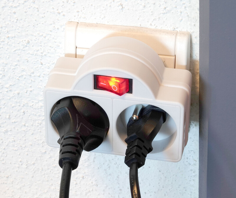 Adaptateur secteur avec 1 prise 230 V et interrupteur